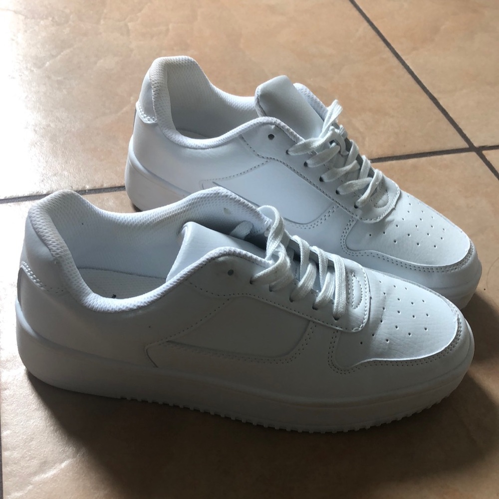 Women’s white sneakers size 7